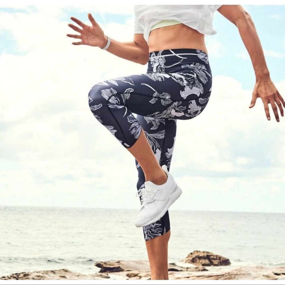 Athleta Navy Blue Floral Sonic Capri Leggings High Rise Slick Medium
